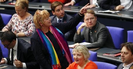 La Germania vota a favore dei matrimoni gay, ma la Merkel non approva