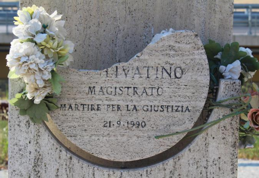 Mafia, nuovo oltraggio alla memoria dei magistrati: danneggiata la stele di Livatino