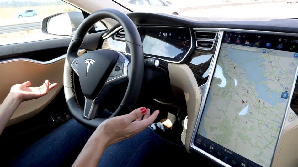 Dal 2037 auto senza volante: parola di Elon Musk