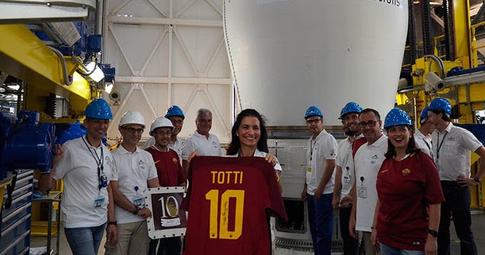 Calcio. Totti: la sua maglia numero 10 è finita nello spazio