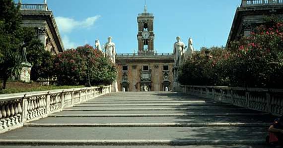 Roma, turista belga denuncia tentato stupro sulle scalinate del Campidoglio