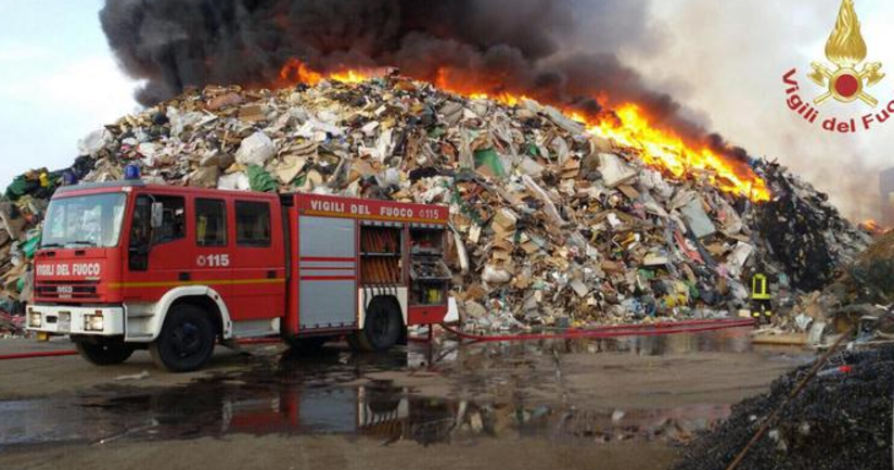 Incendio in una ditta di smaltimento di rifiuti speciali, è allarme diossina a Pavia