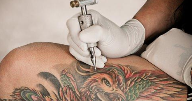 Tatuaggi pericolosi, Ministero della Salute richiama lotti di pigmento per rischio chimico