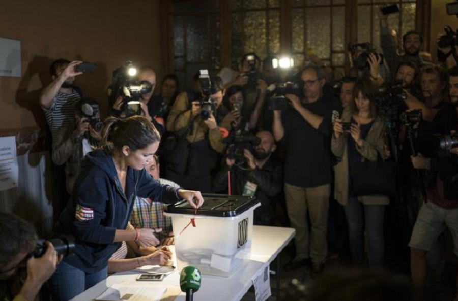 Catalogna: 90% di favorevoli al referendum, Madrid riflette sulla sospensione dell’autonomia alla regione