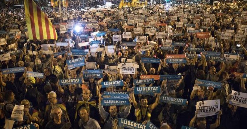 Ultimatum scaduto per Puigdemont, ora dovrà dichiarare ‘si’ o ‘no’ per l’indipendenza