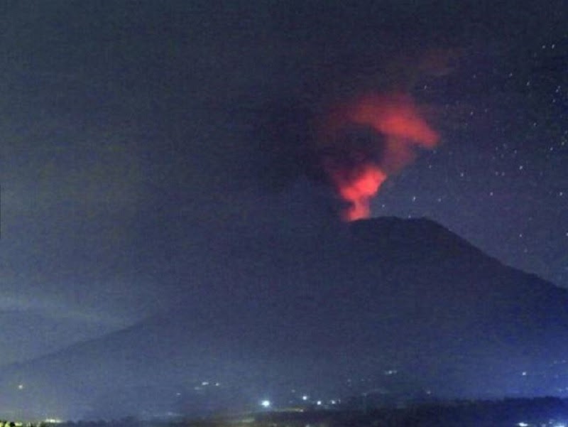 Vulcano Agung pronto a eruttare, chiuso aeroporto Bali