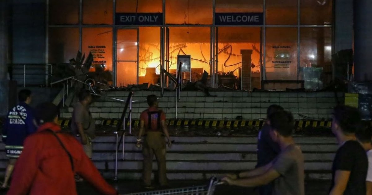 Filippine, si temono dozzine di morti nell’inferno del centro commerciale
