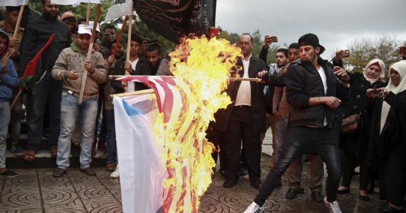 Gaza, proteste contro decisione Trump: bruciate bandiere Usa