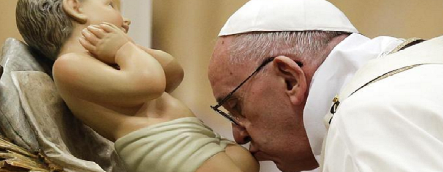 Papa Francesco: "Natale è per chi fugge dagli Erode di turno"