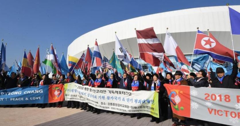 Alle Olimpiadi invernali le due Coree unite da una sola bandiera e un solo team