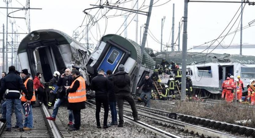 Milano, deraglia treno di pendolari: almeno due morti e decine di feriti