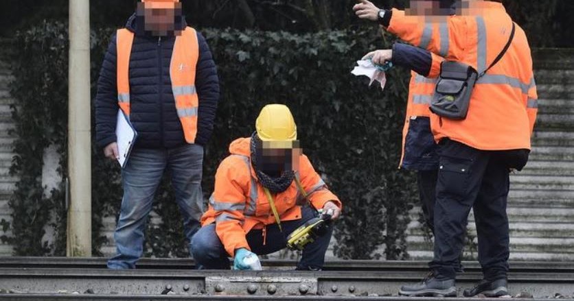 Treno deragliato, operai sorpresi al lavoro in area sotto sequestro