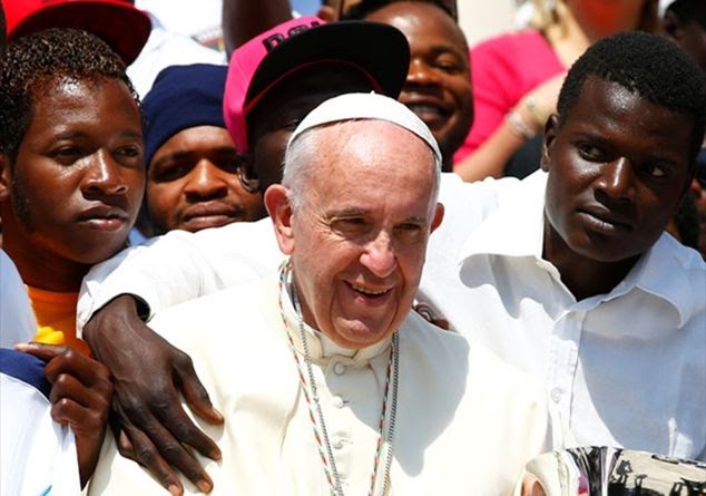 Migranti, Papa Francesco: "rispettino leggi e tradizioni dei Paesi che li accolgono"