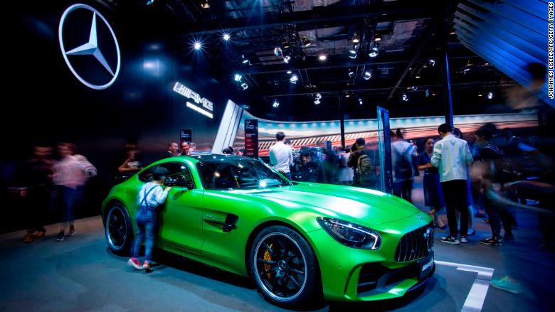 Daimler's Chinese billionaire investor wants its car tech