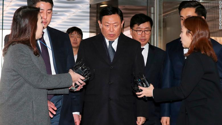 Billionaire South Korean boss jailed for bribery