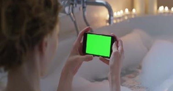 Fulminata nella vasca da bagno dal suo smartphone: 12enne stava ascoltando la musica