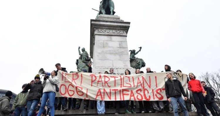 Milano, studenti salgono su monumento. Paura per cortei estrema destra a Roma