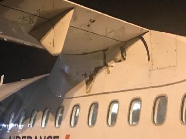 Spettacolare incidente su un aereo Air France che collega Orly ad Aurillac: colpito in pieno volo si fora la carlinga
