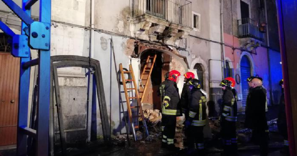 Catania, forte esplosione in palazzina: 3 morti