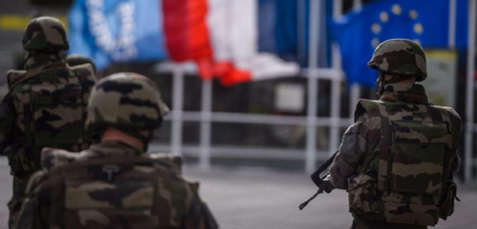 Francia, tenta di investire soldati: è caccia all’uomo