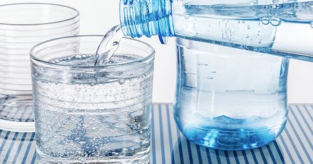 Trovate microplastiche nelle nell’acqua minerale: la preoccupazione degli esperti