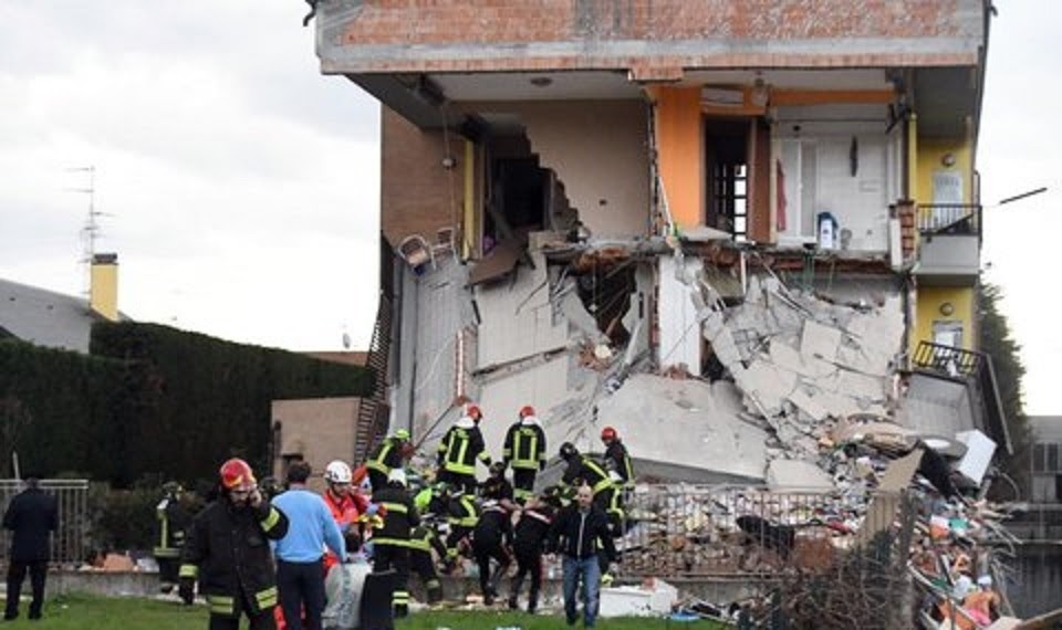 Crolla palazzina nel Milanese, cinque persone coinvolte
