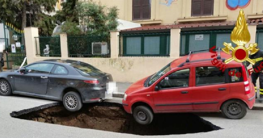 Roma, ancora una maxi-voragine: due auto in bilico