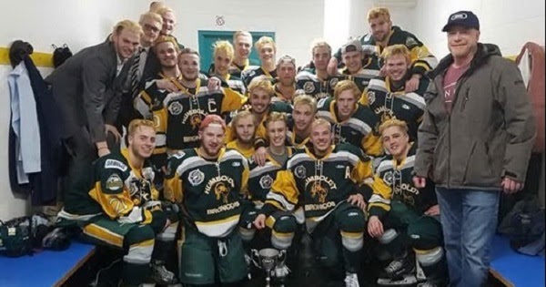 Canada: bus squadra di hockey si schianta contro un camion, 14 morti