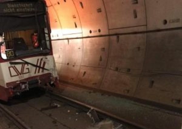 Duisburg, schianto tra due treni della metro: venti feriti