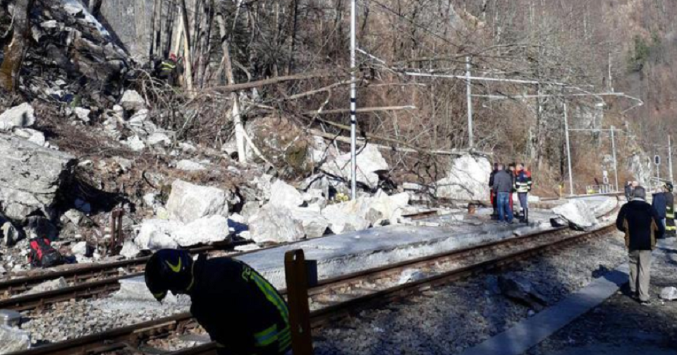 Frana travolge auto in Piemonte, due morti