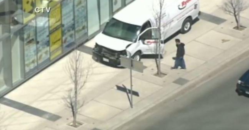 Toronto, furgone piomba sui passanti: almeno 5 morti