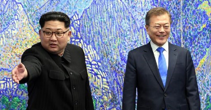 Kim Jong-Un stringe la mano al leader sudcoreano Moon