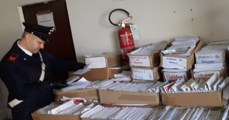 Migliaia di lettere in casa, denunciato corriere