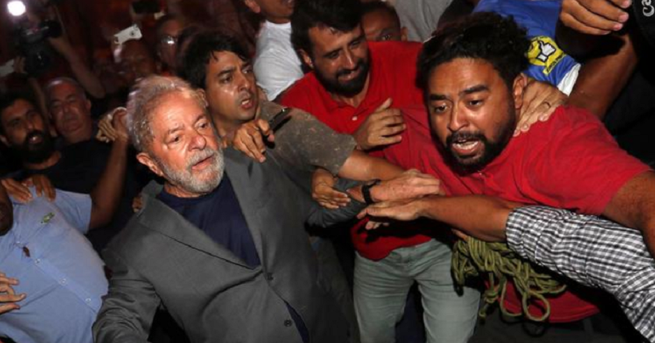 Brasile, Lula si consegna volontariamente alla polizia