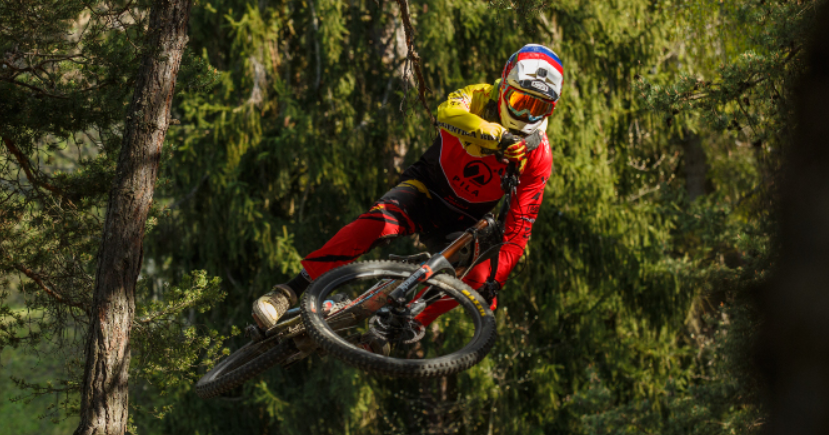 Precipita in dirupo con la mountain bike