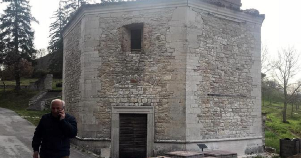 Trema il Centro Italia: scossa 4.7 nel Maceratese, crolla campanile