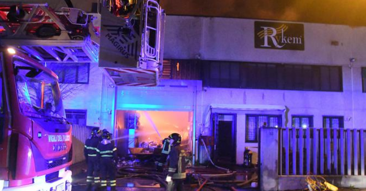 Milano, pompiere muore in capannone in fiamme