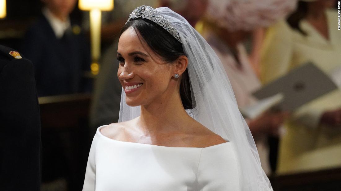 Fashion experts weigh in on Meghan's wedding gown