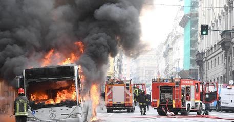 Roma: bus dell’Atac prende fuoco in via del Tritone