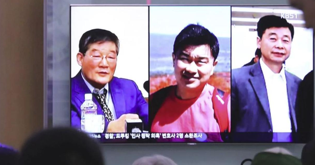 Corea del Nord, atterra l’aereo con i 3 prigionieri Usa liberati