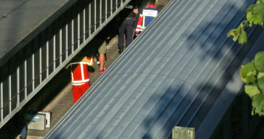 Germania, accoltella due persone in treno: ucciso