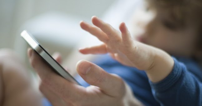 Società Italiana di Pediatria: "No a smartphone e tablet prima dei due anni"