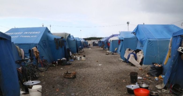 Migranti: incendio nella baraccopoli di San Ferdinando