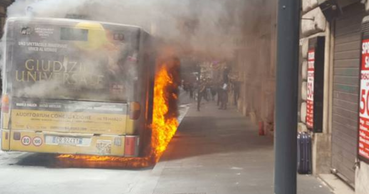 Roma, bus dell’Atac in fiamme a pochi passi dal Vaticano