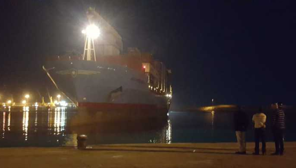 Migranti: nave Maersk attracca nel porto Pozzallo