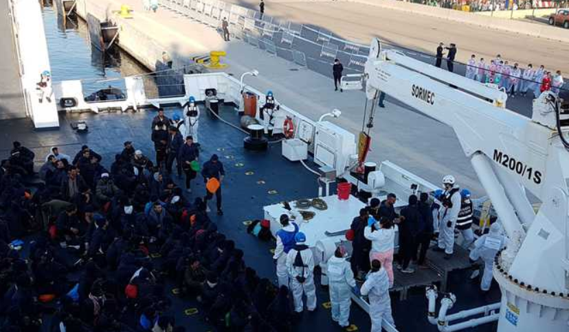 Aquarius: migranti sbarcano nel porto di Valencia