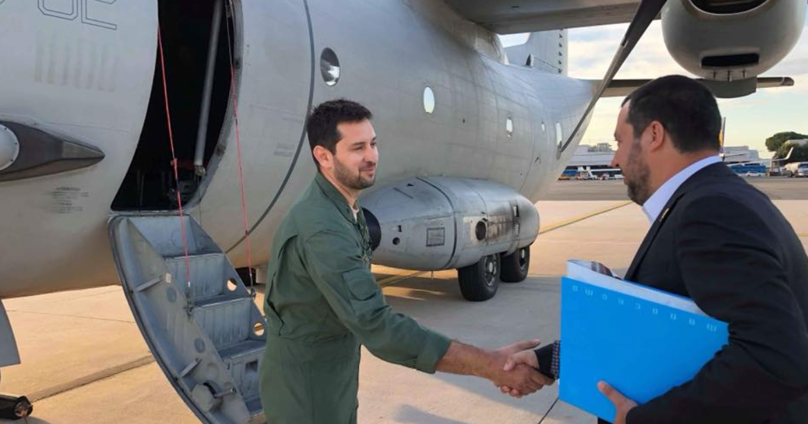 Migranti: Salvini parte in missione per la Libia, selfie sull’aereo militare