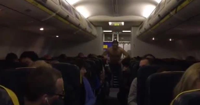 Passeggero ubriaco semina il panico su un aereo per Mahon