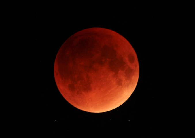 Luna in rosso, è la notte dell’eclissi più lunga del secolo
