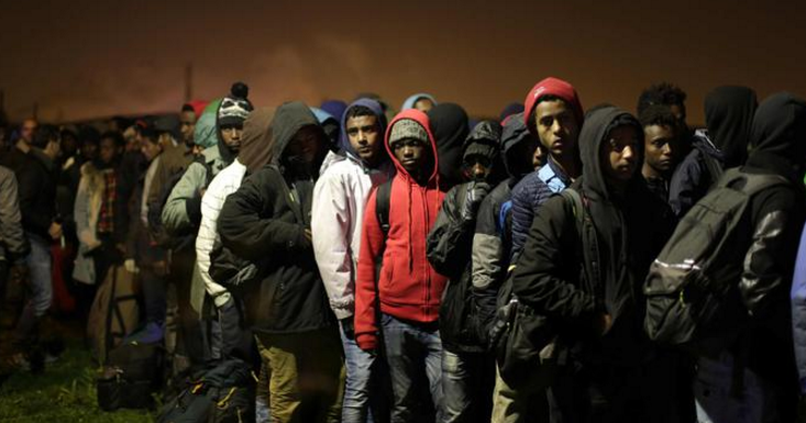 Svuotato il barcone dei migranti. Nuovo scontro tra Italia e Malta